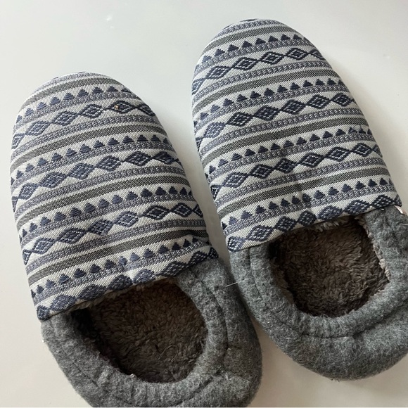 Feel Goodz • NWT Men’s Gray Patterned Slippers - Picture 2 of 5